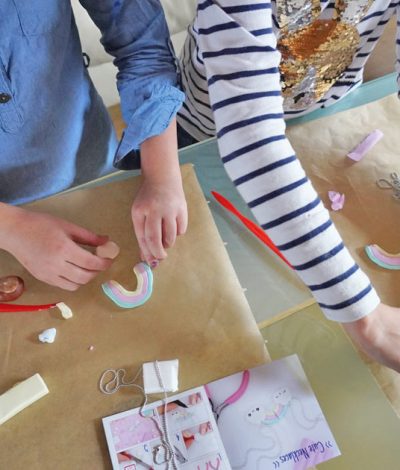 Kinder-DIY-Trends-Kawaii-Freundschaftskette-FIMO-Halsketten-Set-modellieren-Wolke-Feinmotorik-fördern Kinder in Feinmotorik fördern: Mit kneten und modellieren