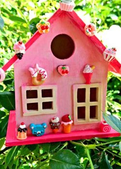 Kinder-DIY-Trends-Kawaii-Haus_ Holzhaus anmalen und bekleben