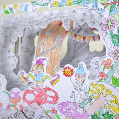 Kinder-DIY-Trends-Kinderbuch-ARENA-Buchmesse-Frankfurt-Der-magische-Wald-3D-Malbuch-Diorama Die Ausmalbilder werden hintereinander gesteckt - Diorama mit Wichtel