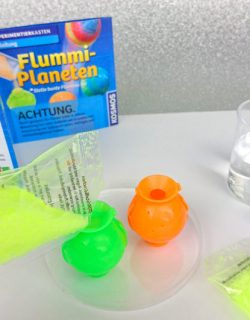 Kinder-DIY-Trends-Kosmos-Flummi-Planeten-Experiment Chemie lernen und MINT Förderung