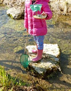 Kinder-DIY-Trends-Kosmos-Schnitzen-Bach Kescher und Boot