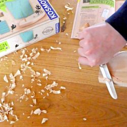 Kinder-DIY-Trends-Kosmos-Schnitzen-Messer Boot schnitzen mit Kindern
