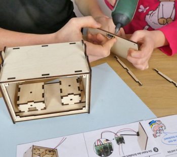 Kinder-DIY-Trends-LEGO-WeDo-Kreative-Förderung-Holzkasten Bausatz von Conrad Electronic