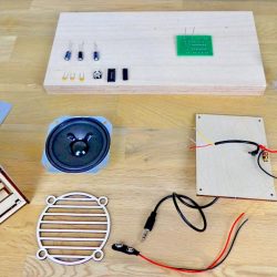 Kinder-DIY-Trends-LEGO-WeDo-Kreative-Förderung-Löten-Vorbereitung Holzbauteile und Platine löten