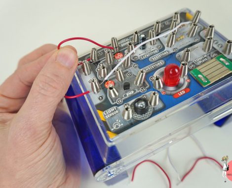 Kabel anklemmen und Stromkreis bauen - erste Schaltung für Anfänger bauen