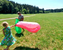 Familienausflug ins Grüne im Sommer mit Spielen