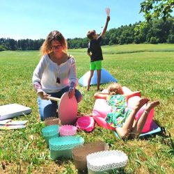 Kinder-DIY-Trends-MIFUS-Outdoor-Party-Tisch Spielen und Picknick im Grünen