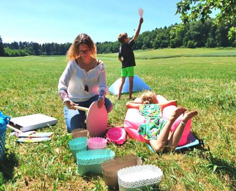 Spielen und Picknick im Grünen