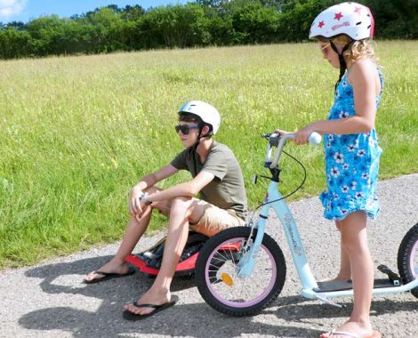 Outdoor Fahrzeuge für Kinder: Roller und Elektroauto