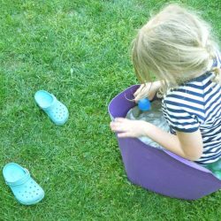 Kinder-DIY-Trends-MIFUS-Wasserbomben-Challenge-Wasser Kinder spielen mit Wasserbomben
