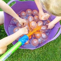 Kinder-DIY-Trends-MIFUS-Wasserbomben-Challenge-Wasserbomben Wasserbombe füllen mit der Wasserpistole