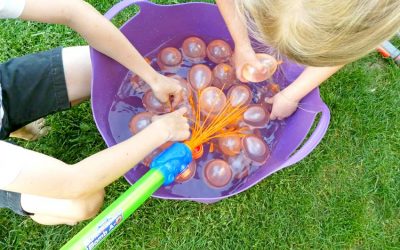 Wasserbombe füllen mit der Wasserpistole