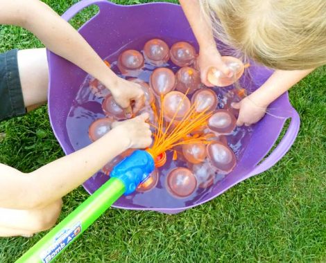Wasserbombe füllen mit der Wasserpistole