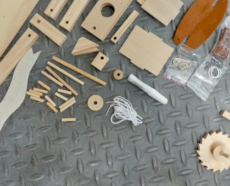 Holzbauset aus 40 Teilen Trebuchet von Leonardo da Vinci aus dem moses. Verlag und GEOlino