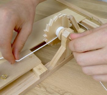 Kinder-DIY-Trends-MINT-Förderung-Bausatz-Trebuchet-Leonardo-da-Vinci-Moses-GEOlino-Zahnrad Zahnrad und Trebuchet Wurfarm zusammenbauen