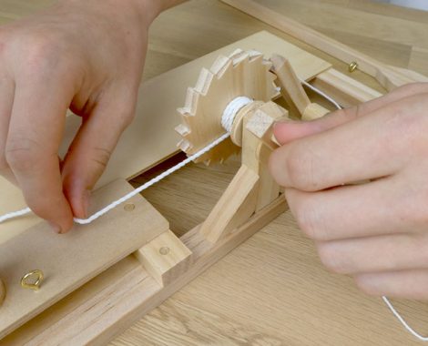 Zahnrad und Trebuchet Wurfarm zusammenbauen