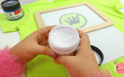 Mit Siebdruck Textilfarbe auf das T-Shirt übertragen