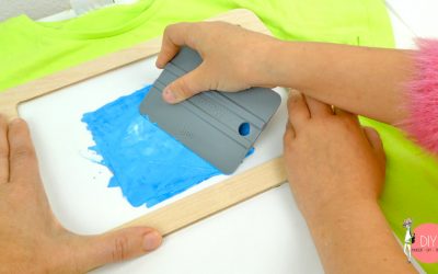 Mit Rakel Textilfarbe auf ein T-Shirt auftragen. Gratis Schablone.