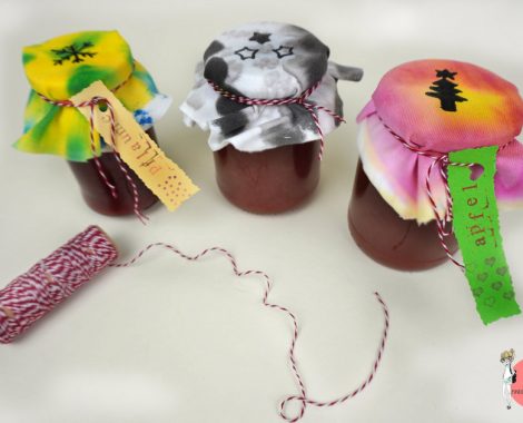 Geschenkidee zu Weihnachten: Marmeladenglas mit selbst bemalten Dekostoff Deckeln