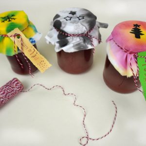 Geschenkidee zu Weihnachten: Marmeladenglas mit selbst bemalten Dekostoff Deckeln