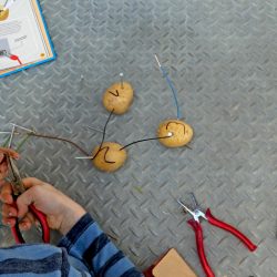 Kinder-DIY-Trends-Meine-Elektronik-Werkstatt-verkabeln Schöne Geschenkidee