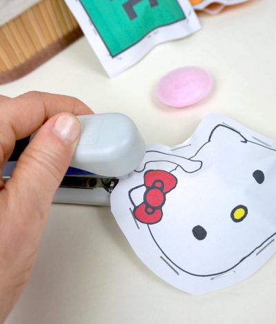 Kinder-DIY-Trends-Mitgebseltüte-Vorlage-Halloween-Kindergeburtstag-Hello-Kitty-Minecraft-Kürbis-Tacker Halloween Mitgebseltaschen Bastelidee: Mit dem Tacker zumachen