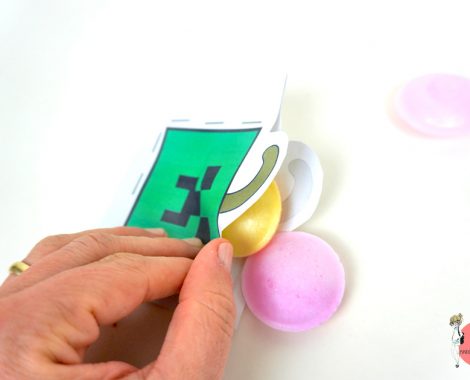 Kleine Geschenke mit Süßigkeiten basteln aus Papier und Tacker - gratis Vorlage