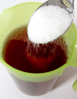 Kinder-DIY-Trends-MonsterSlushy-Eis-Colaeis Zucker in die Limonade geben