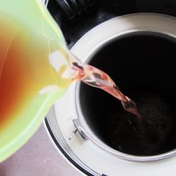 Kinder-DIY-Trends-MonsterSlushy-Eis-Eismaschine Cola oder Limonade in die Eismaschine füllen