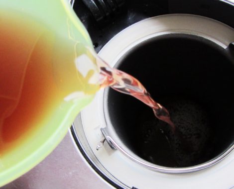 Cola oder Limonade in die Eismaschine füllen