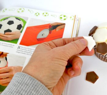 Kinder-DIY-Trends-Motivtorten-für-Kinder-Fussballmuffin Fondant Fußball