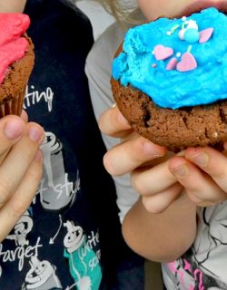 Kinder-DIY-Trends-Motivtorten-für-Kinder-Muffins-essen mit Fondant und Buttercreme
