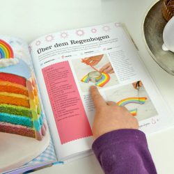 Kinder-DIY-Trends-Motivtorten-für-Kinder-Regenbogentorte Rezept mit Bildern