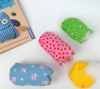 Kinder-DIY-Trends-Ohne-Nähmaschine-nähen-KOSMOS-Monster-Pac-Man-Pacman-Füllwatte-stopfen Stoff Pac-Man Monster mit Füllwatte stopfen