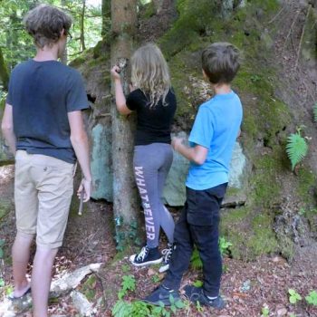 Kinder-DIY-Trends-Outdoor-DIY-Holzfackel-schnitzen-mit-Opinelmesser-Harz DIY in der Natur: aus einem Ast eine kleine Fackel schnitzen