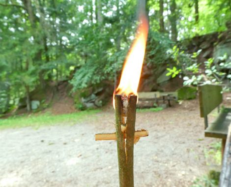 Mini Fackel selber schnitzen aus Holz Ästen mit Opinel Messer