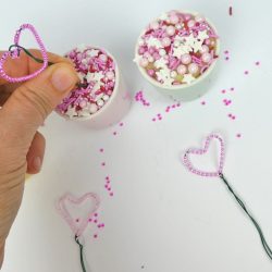 Kinder-DIY-Trends-Perlenherzen-basteln-zum-Muttertag-Bastelanleitung Bastelanleitung zum Muttertag - Perlenherzen
