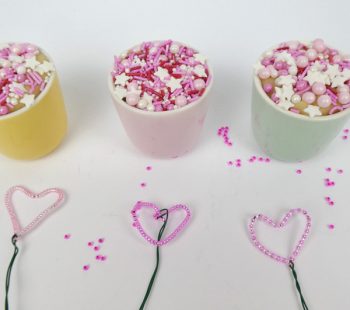 Kinder-DIY-Trends-Perlenherzen-basteln-zum-Muttertag-Bastelidee Bastelidee zum Muttertag - Perlenherz