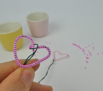 Kinder-DIY-Trends-Perlenherzen-basteln-zum-Muttertag-Draht Anleitung Herzen mit Perlen basteln