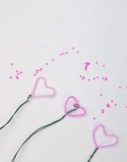 Kinder-DIY-Trends-Perlenherzen-basteln-zum-Muttertag-Herzen Basteln mit Kindern - Herzen aus Perlen