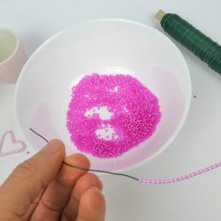 Kinder-DIY-Trends-Perlenherzen-basteln-zum-Muttertag-auffädeln Kinderleichte Bastelidee und Motorikförderung durch Basteln mit Perlen