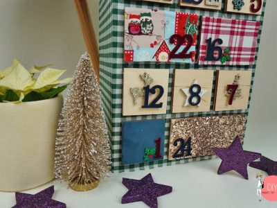 Kinder-DIY-Trends-Rayher-Adventskalender-Holzhaus-mit-Stoff-überziehen-Schubladen-Detail Details des Holzhaus Bausatz Adventskalender mit Stoff überzogen