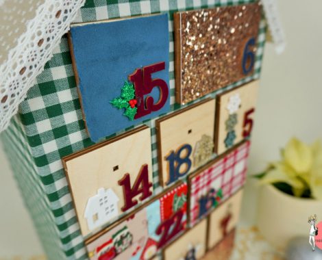 Adventskalender Holzhaus mit Stoff überziehen und dekorieren