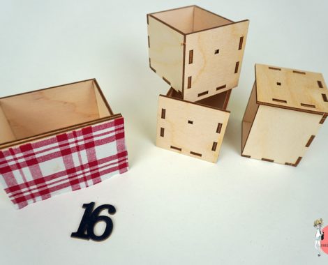 Holzschubladen für Adventskalender mit Stoff bekleben