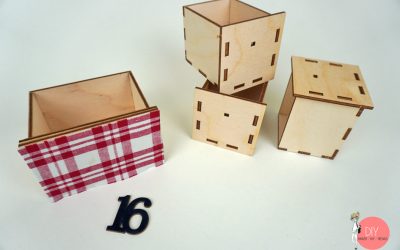 Holzschubladen für Adventskalender mit Stoff bekleben