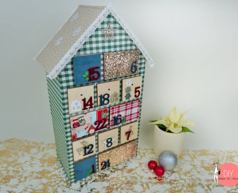 Kinder Adventskalender Holzhaus im Landhausstil selber machen - mit Stoff überziehen