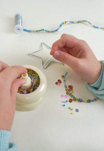 Kinder-DIY-Trends-Rayher-Perlenmühle-Weihnachtsmotive-Perlenanhänger-Funktion Mit der Perlenmühle Perlen auffädeln und basteln