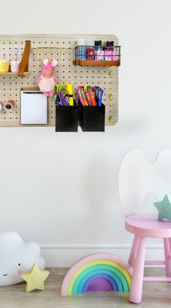 Kinder-DIY-Trends-Rayher-Pin-und-Peg-Pinnwand-Organizer-Dekowand-Kinderzimmer Ordnung im Kinderzimmer mit der Pinnwand Organizer pin und peg Pinnwand