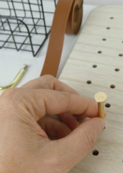 Kinder-DIY-Trends-Rayher-Pin-und-Peg-Pinnwand-Organizer-Dekowand-Kinderzimmer-schrauben So schraubt man die Pin und Peg Schrauben fest