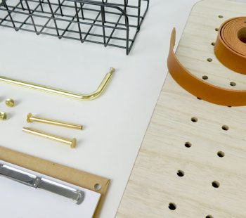 Kinder-DIY-Trends-Rayher-Pin-und-Peg-Pinnwand-Organizer-Dekowand-Material Stifte, Pins, Lederband, Gitterbox und Notzizettel für die pin und peg Pinnwand